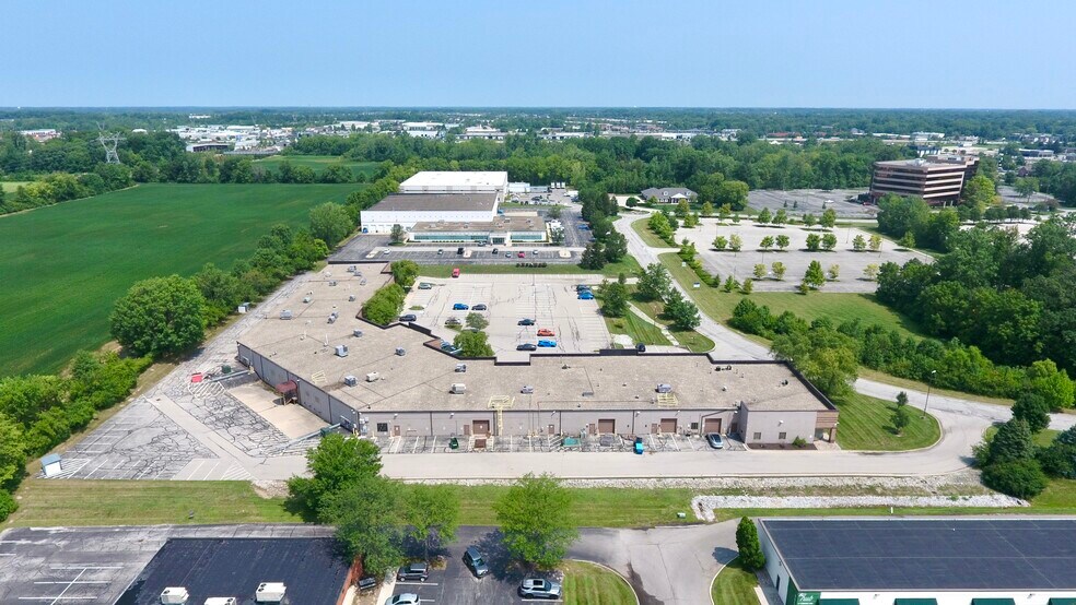 8902 Vincennes Cir, Indianapolis, IN à louer - Photo de l’immeuble – Image 2 sur 12