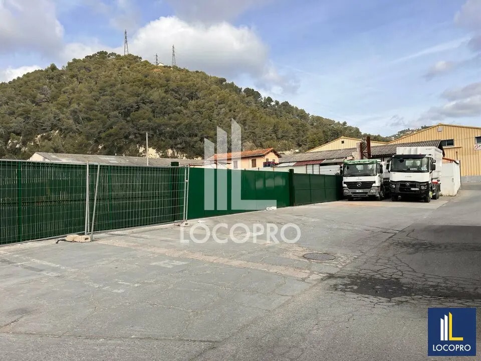 Local d’activités dans La Trinité à louer Photo de l’immeuble– Image 1 sur 9