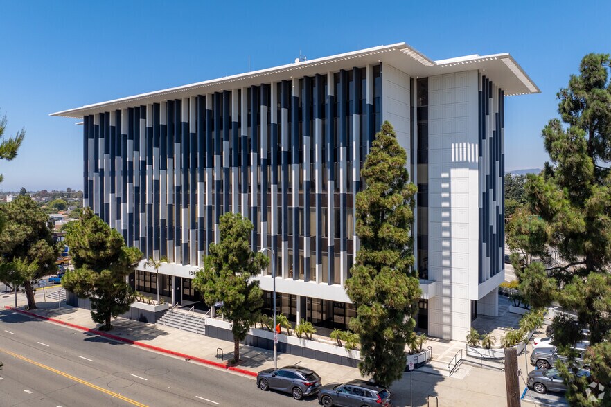10801 National Blvd, Los Angeles, CA à louer - Photo de l’immeuble – Image 1 sur 14