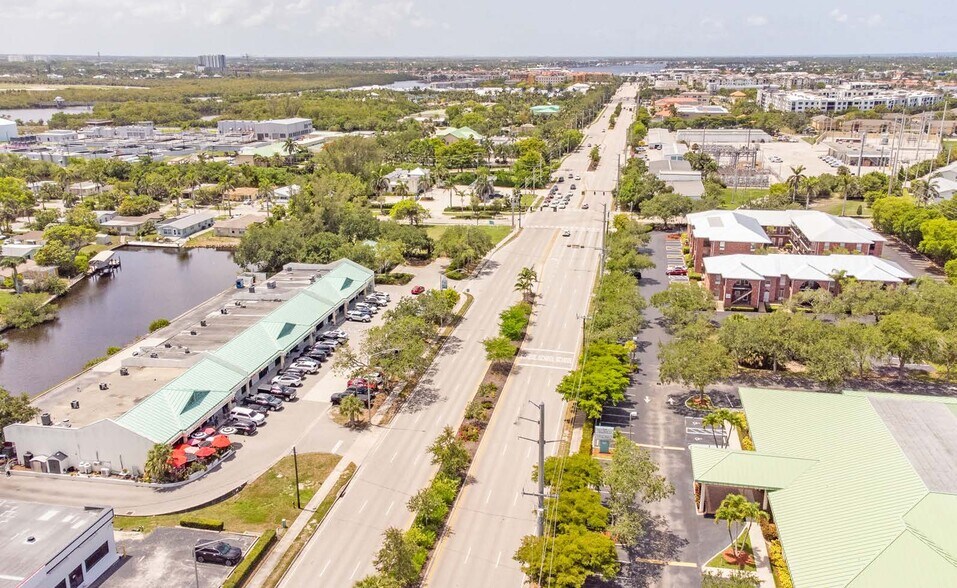 600 Goodlette Rd N, Naples, FL à louer - Photo de l’immeuble – Image 3 sur 5