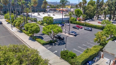 18039 Sherman Way, Reseda, CA à louer Photo de l’immeuble– Image 2 sur 14