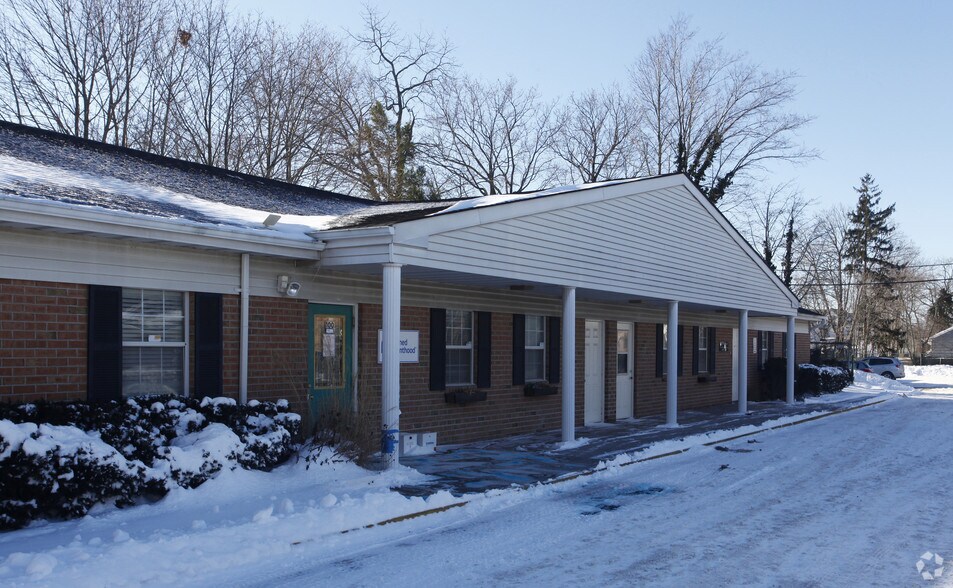 550 E Main St, Riverhead, NY à louer - Photo de l’immeuble – Image 2 sur 2