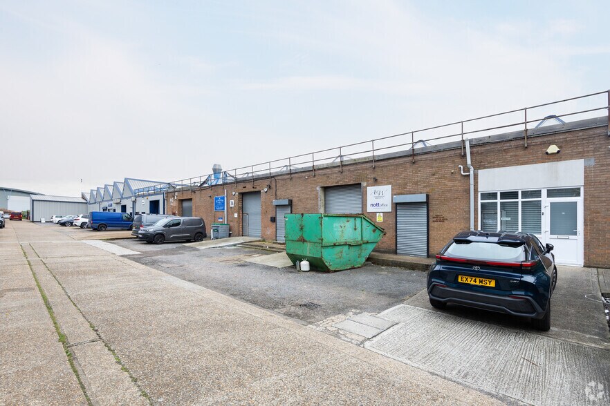 Crompton Close, Basildon à louer - Photo de l’immeuble – Image 3 sur 3