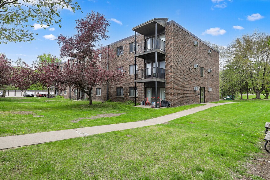 2050 7th Ave E, North Saint Paul, MN à vendre - Photo de l’immeuble – Image 3 sur 26