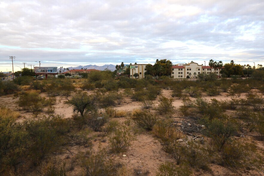 6775 S Tucson, Tucson, AZ à vendre - Photo principale – Image 1 sur 11