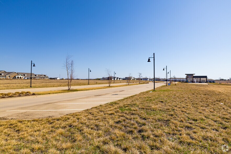 701 Common Pl, Adel, IA à louer - Photo de l’immeuble – Image 2 sur 2