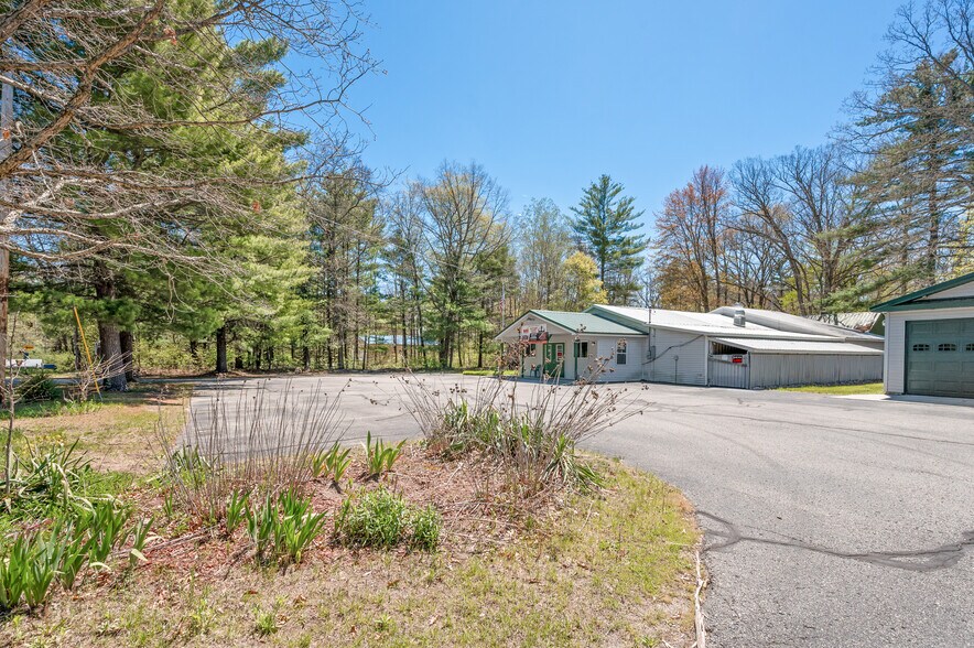 19055 12 Mile Rd, Big Rapids, MI à vendre - Photo de l’immeuble – Image 2 sur 22