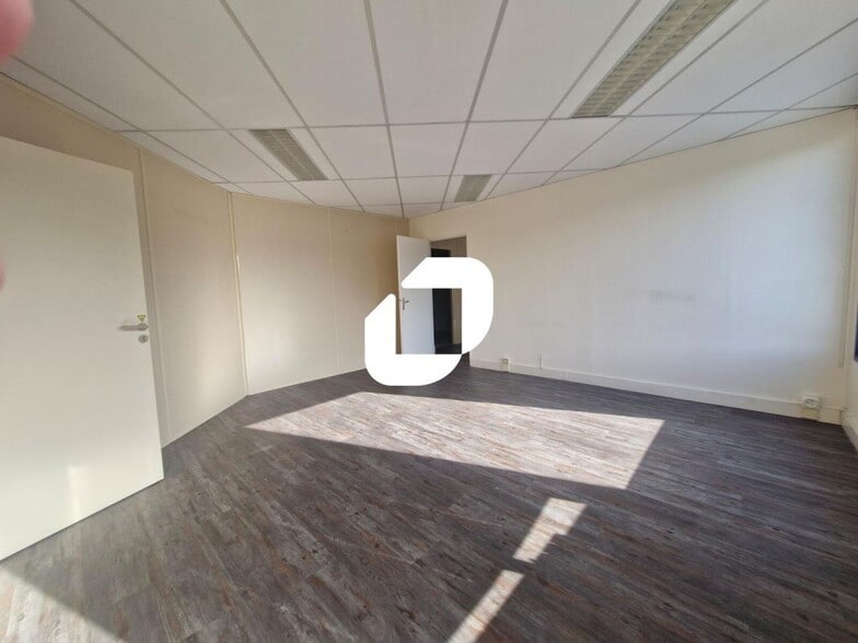 Bureau dans Croissy-Beaubourg à vendre - Photo intérieure – Image 3 sur 7