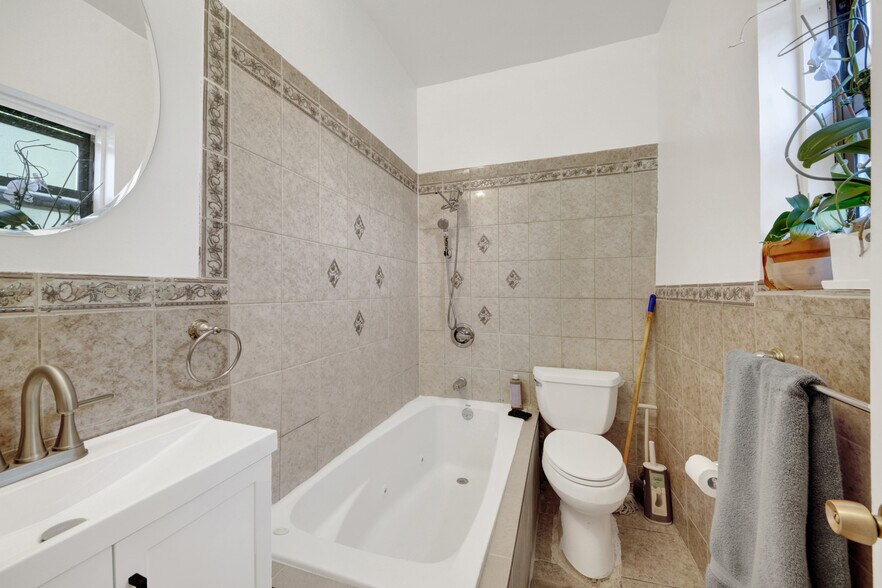 1748 Cross Bronx Expy, Bronx, NY à vendre - Photo de l’immeuble – Image 3 sur 24