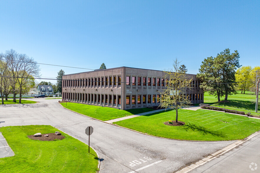 125 Elwood Davis Rd, Syracuse, NY à louer - Photo de l’immeuble – Image 2 sur 5