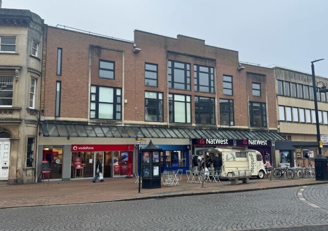 A prominent town centre retail parade in portefeuille de 2 biens à vendre sur LoopNet.fr - Photo principale – Image 1 sur 8
