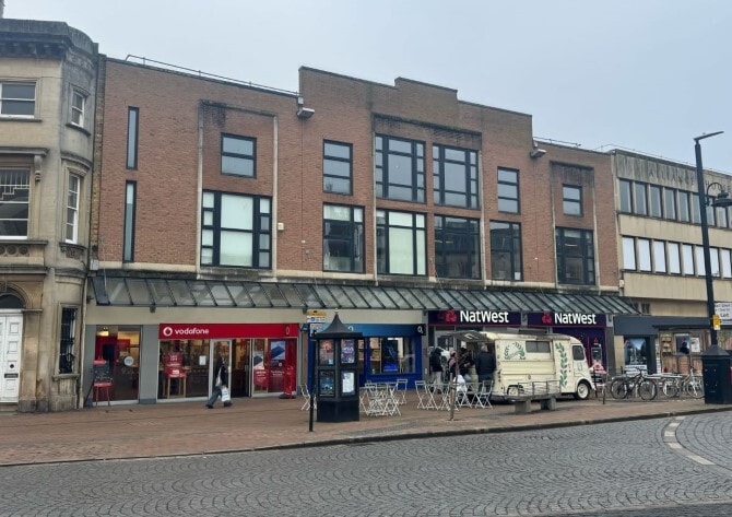A prominent town centre retail parade in portefeuille de 2 biens à vendre sur LoopNet.fr Photo principale– Image 1 sur 9