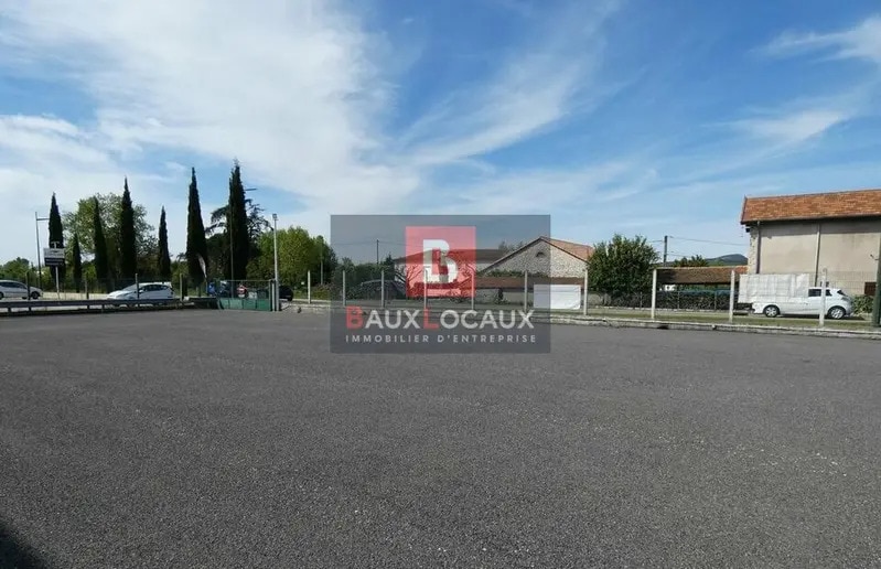 Local d’activités dans Saint-Hilaire-de-Brethmas à louer - Photo de l’immeuble – Image 3 sur 6