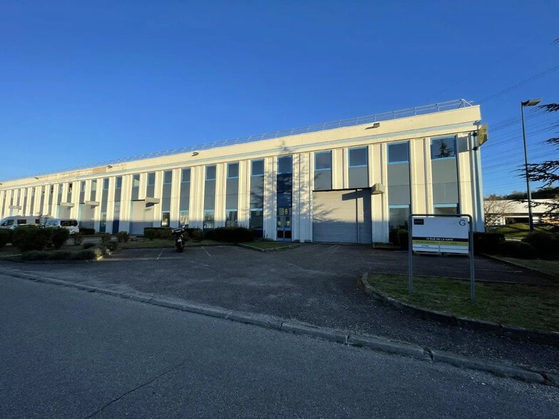 Local d'activités dans Saint-Quentin-Fallavier à vendre - Photo de l’immeuble – Image 2 sur 17