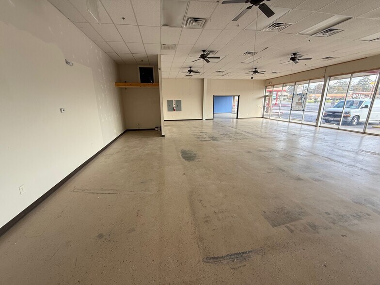 1717 N Frazier St, Conroe, TX à louer - Photo de l’immeuble – Image 3 sur 9