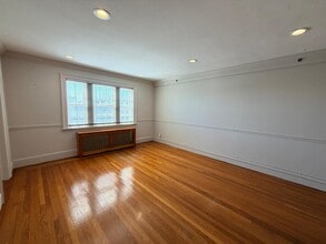 8 Bond St, Great Neck, NY à louer Photo intérieure– Image 1 sur 9