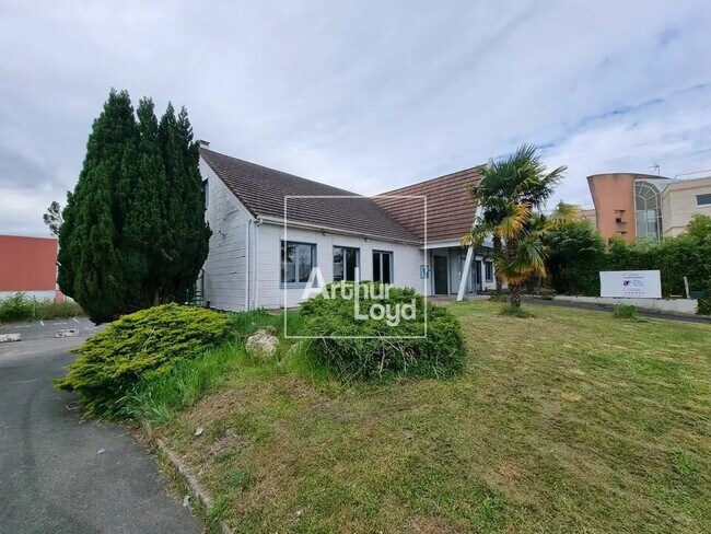 Plus de détails pour 3 Place Des Moines, Nemours - Local commercial à louer