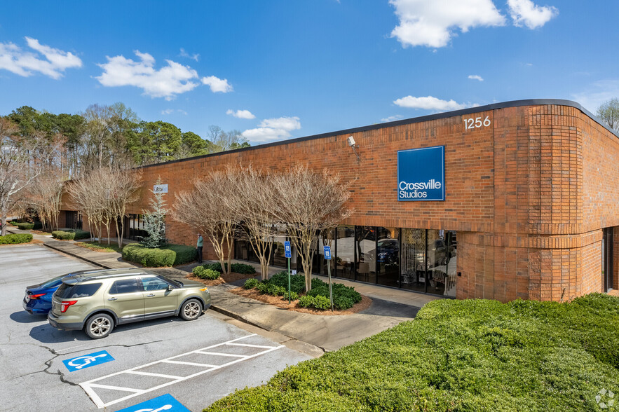 1256 Oakbrook Dr, Norcross, GA à louer - Photo de l’immeuble – Image 1 sur 2
