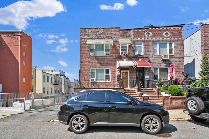 2120 23rd Ave, Astoria, NY à vendre - Photo de l’immeuble – Image 3 sur 34