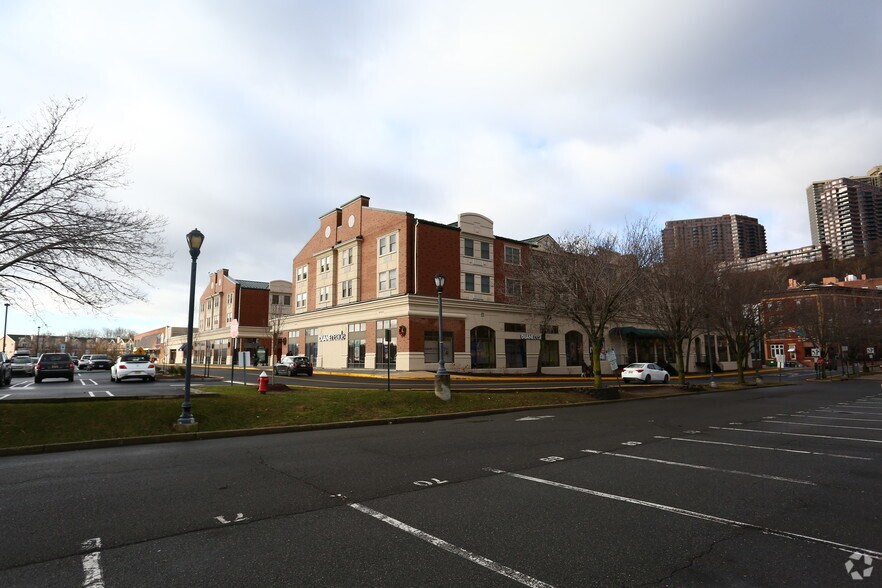 905 River Rd, Edgewater, NJ à louer - Photo de l’immeuble – Image 3 sur 3