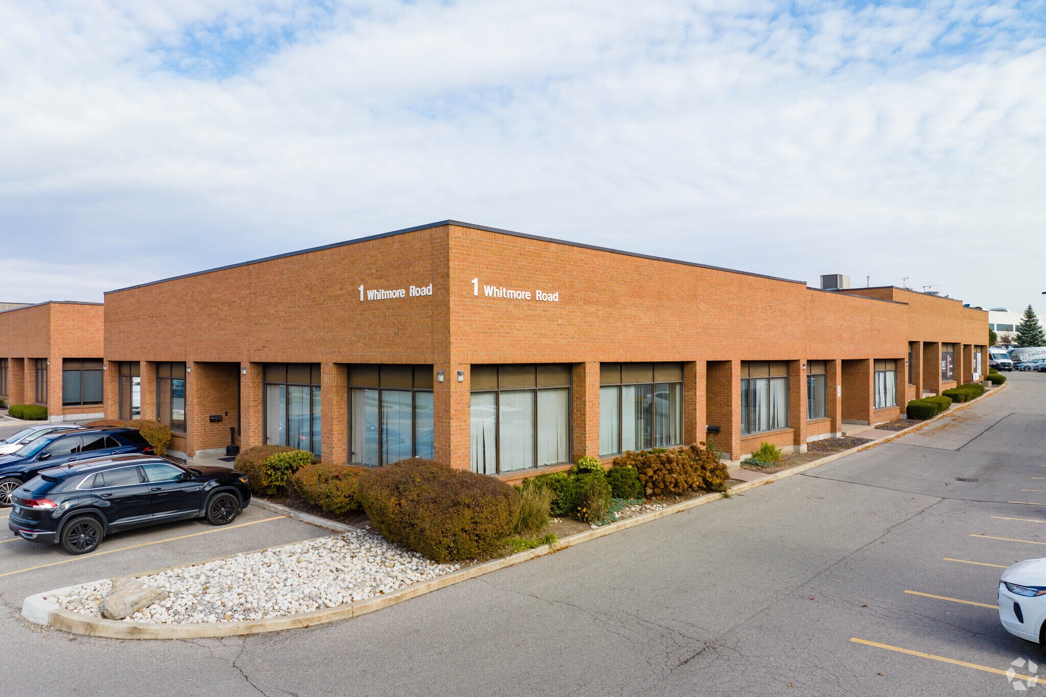 1 Whitmore Rd, Vaughan, ON à louer Photo principale– Image 1 sur 4