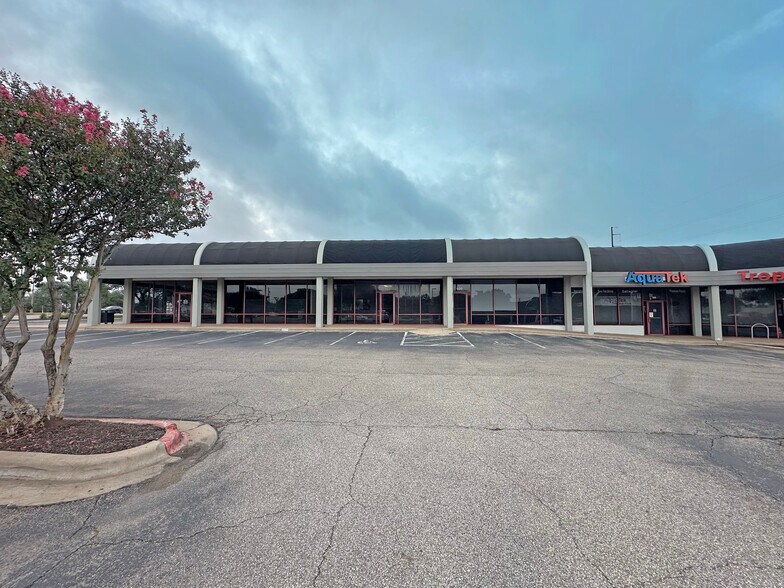 2521 Rutland Dr, Austin, TX à louer - Photo de l’immeuble – Image 3 sur 4