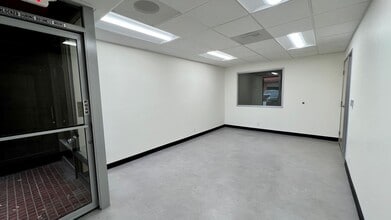 18320-18330 Oxnard St, Tarzana, CA à louer Photo intérieure– Image 1 sur 9