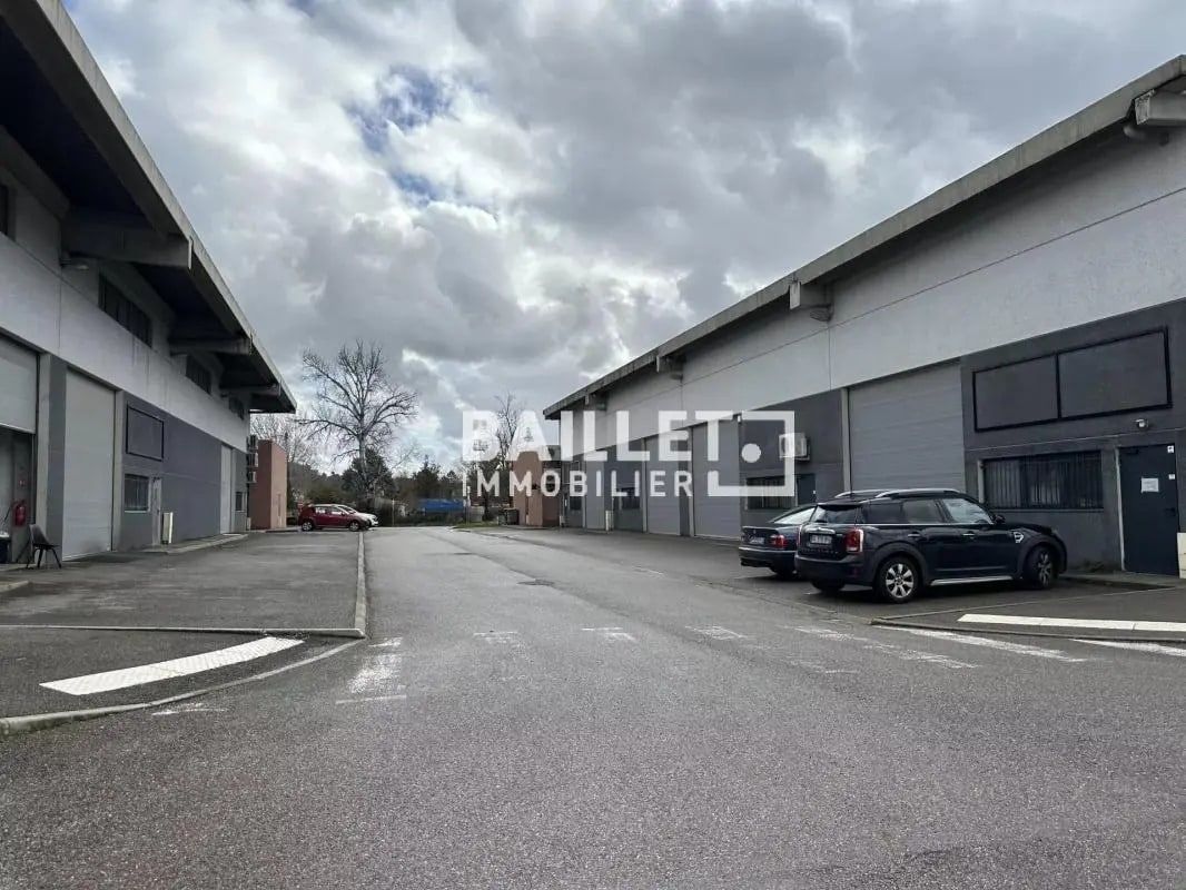 Industriel/Logistique dans Montauroux à louer Photo de l’immeuble– Image 1 sur 7