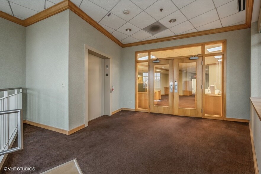 2019 Dean St, St Charles, IL à louer - Photo de l’immeuble – Image 2 sur 17