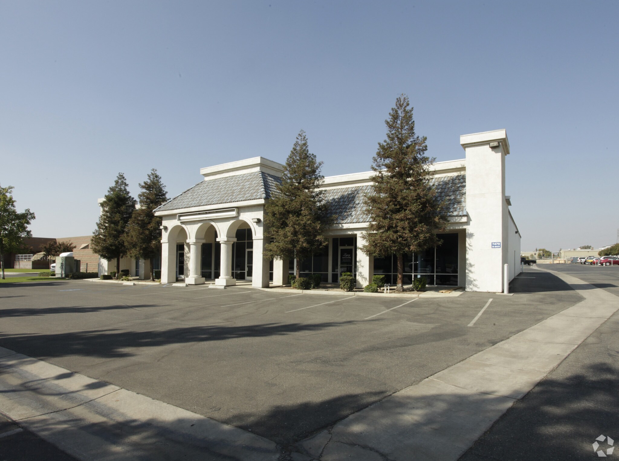 7460 District Blvd, Bakersfield, CA à louer Photo principale– Image 1 sur 7