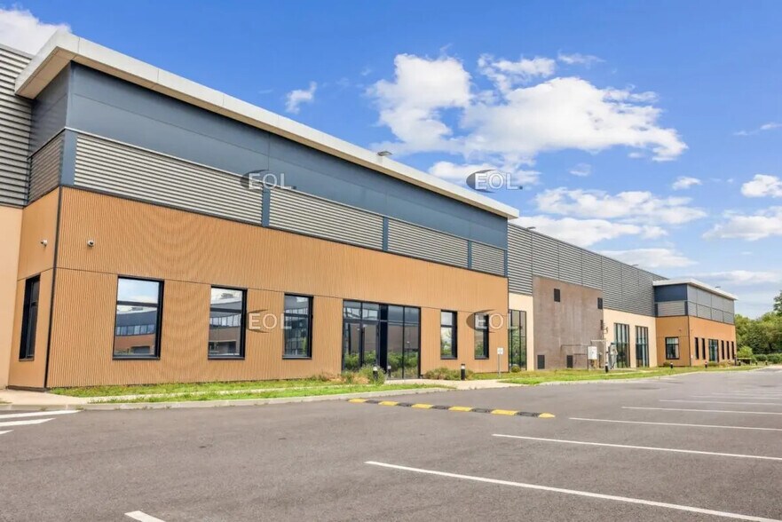 Local d’activités dans Sucy-en-Brie à louer - Photo de l’immeuble – Image 2 sur 23