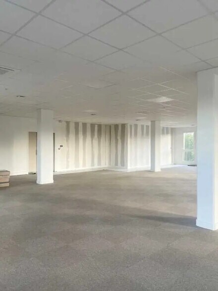 Bureau dans Petit-Couronne à louer - Photo de l’immeuble – Image 3 sur 9