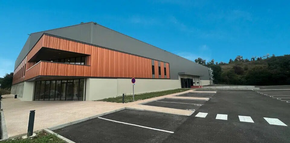 Local d’activités dans Saint-Laurent-de-Mure à louer Photo principale– Image 1 sur 5