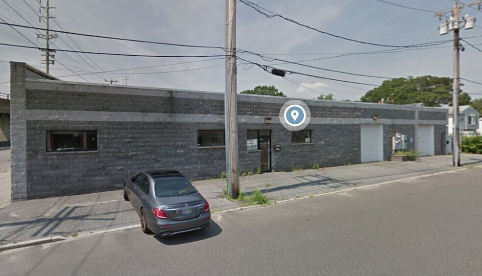 190 E Hoffman Ave, Lindenhurst, NY à louer - Photo de l’immeuble – Image 1 sur 4