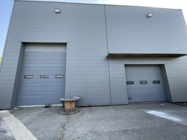 Plus de détails pour Local d'activités à louer