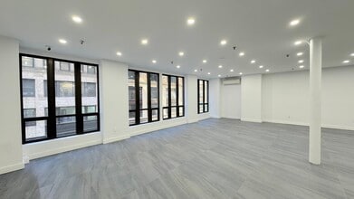 221-223 W 37th St, New York, NY à louer Photo de l’immeuble– Image 2 sur 9