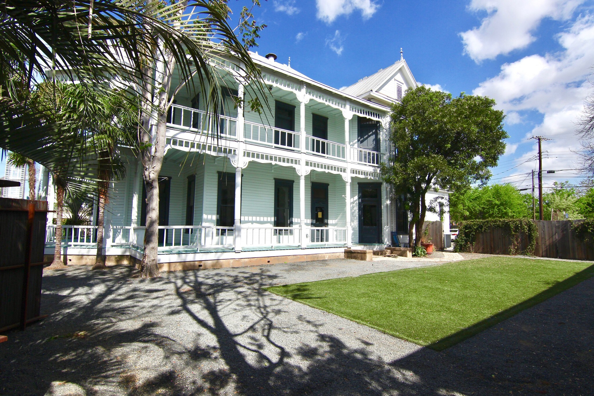 1000 E Cesar Chavez St, Austin, TX à louer Photo principale– Image 1 sur 54