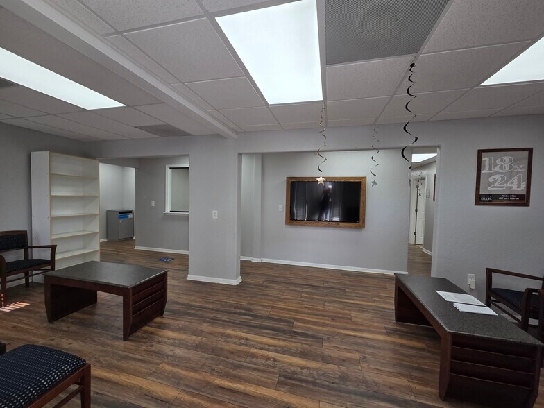 143 N Oakwood Ave, Brandon, FL à louer - Photo de l’immeuble – Image 3 sur 31