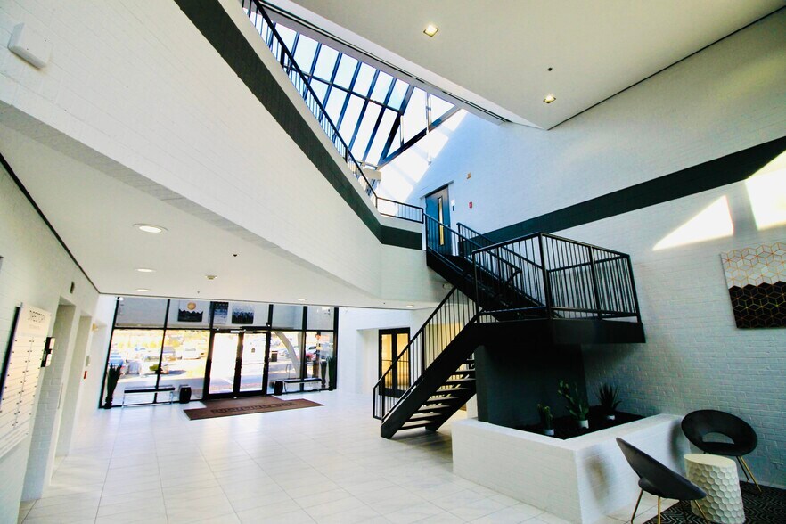 200 Chisholm Pl, Plano, TX à louer - Photo intérieure – Image 2 sur 14