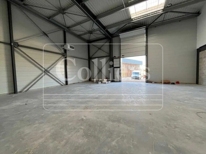 Local d’activités dans Venelles à louer - Photo de l’immeuble – Image 3 sur 5