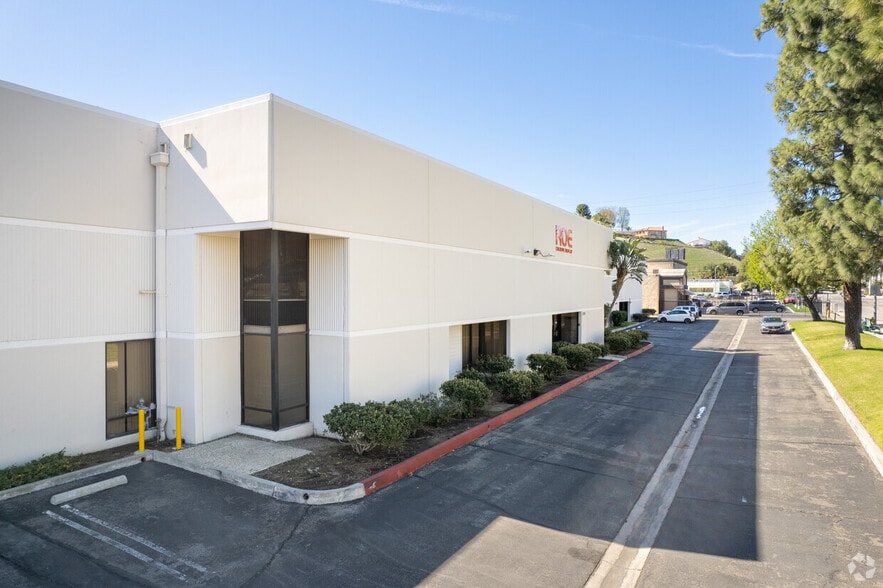 21800 Nordhoff St, Chatsworth, CA à louer - Photo de l’immeuble – Image 2 sur 2