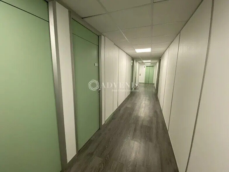 Bureau dans Montigny-le-Bretonneux à louer - Photo de l’immeuble – Image 3 sur 7