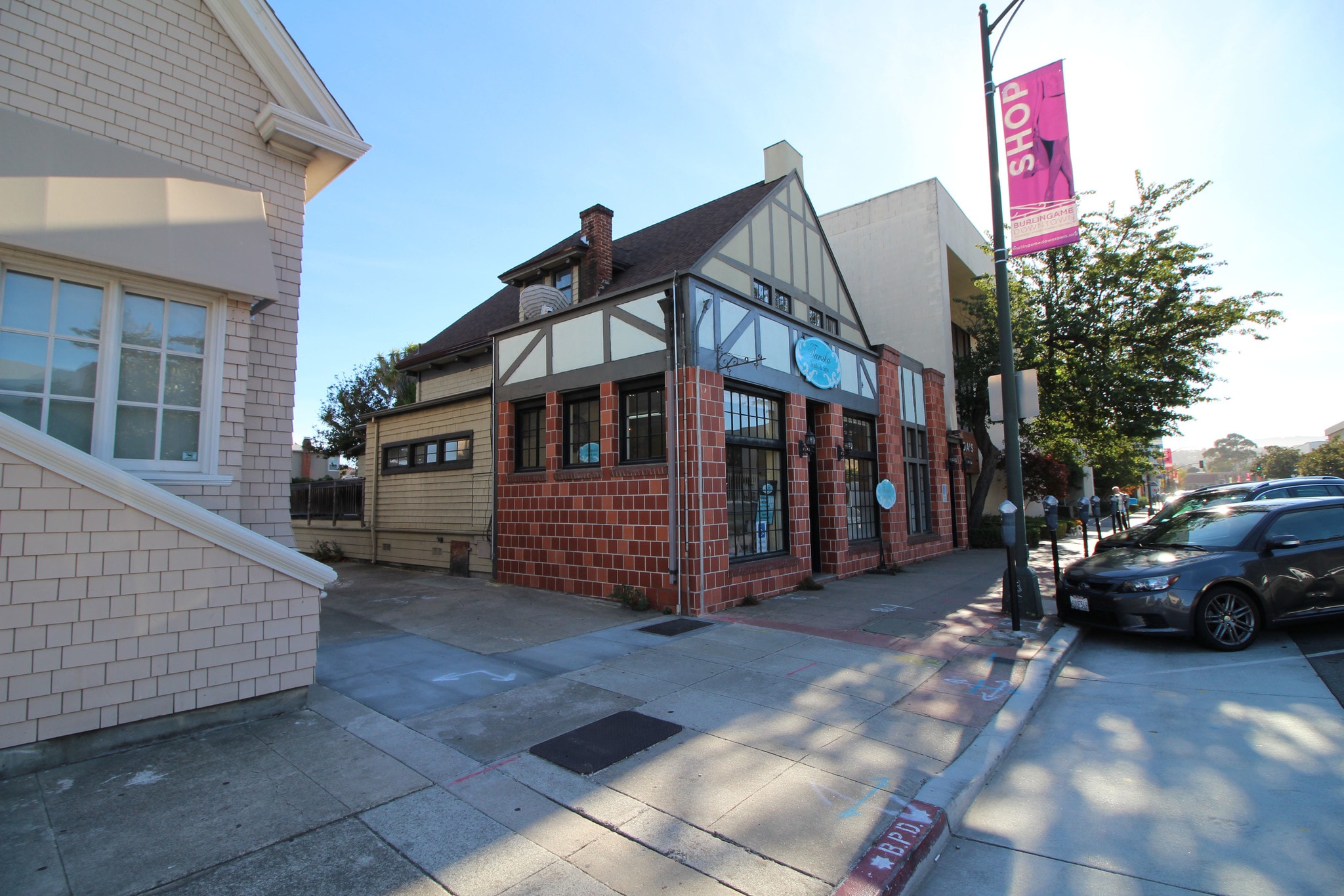 1129 Howard Ave, Burlingame, CA à louer Photo principale– Image 1 sur 3