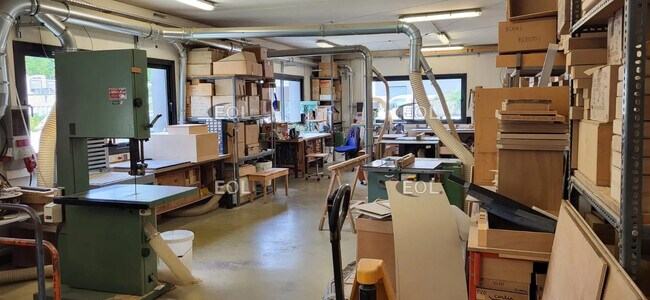 Plus de détails pour Local d'activités à louer