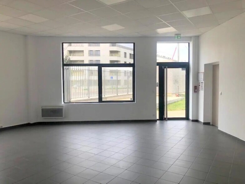 Bureau dans SAINT CYR L ECOLE à louer - Photo intérieure – Image 1 sur 10