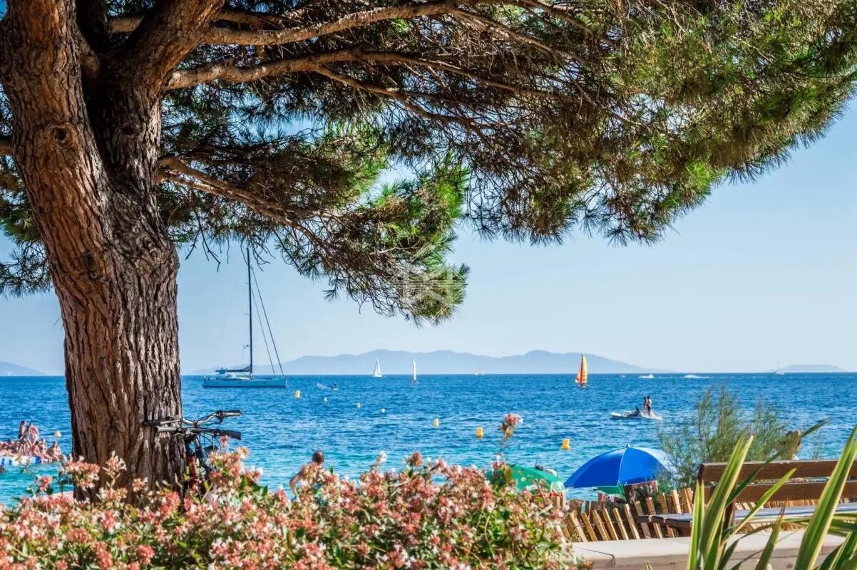 Local commercial dans Gassin à vendre Photo de l’immeuble– Image 1 sur 4