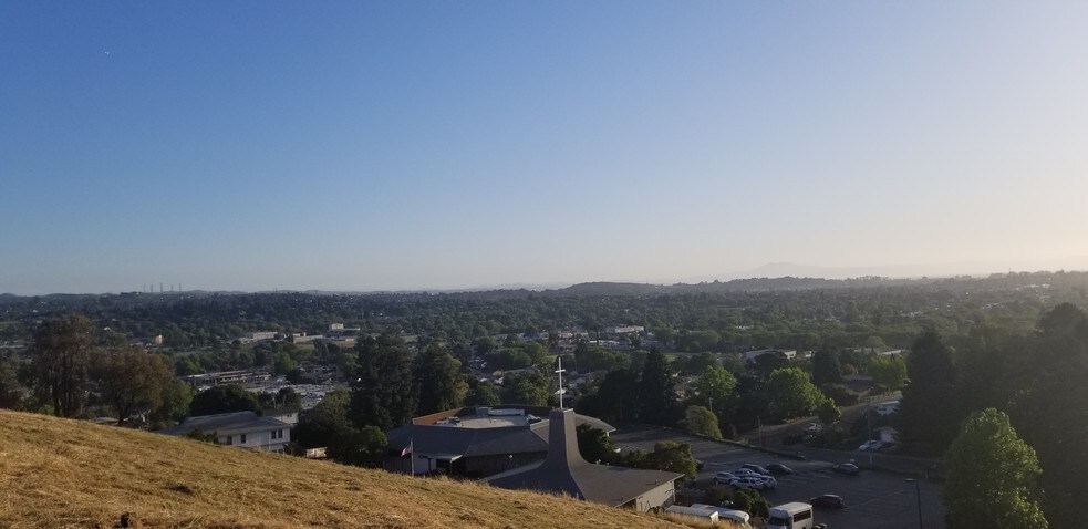 210 Locust Dr, Vallejo, CA à vendre - Photo de l’immeuble – Image 2 sur 7