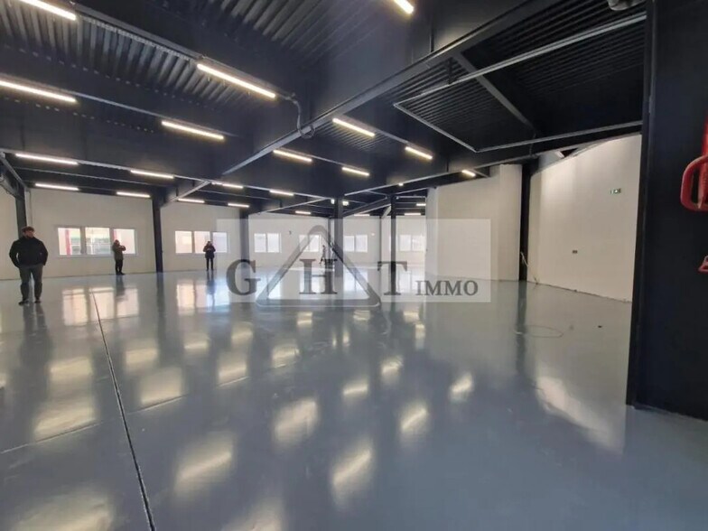 Local commercial dans Ivry-sur-Seine à louer - Photo de l’immeuble – Image 2 sur 6