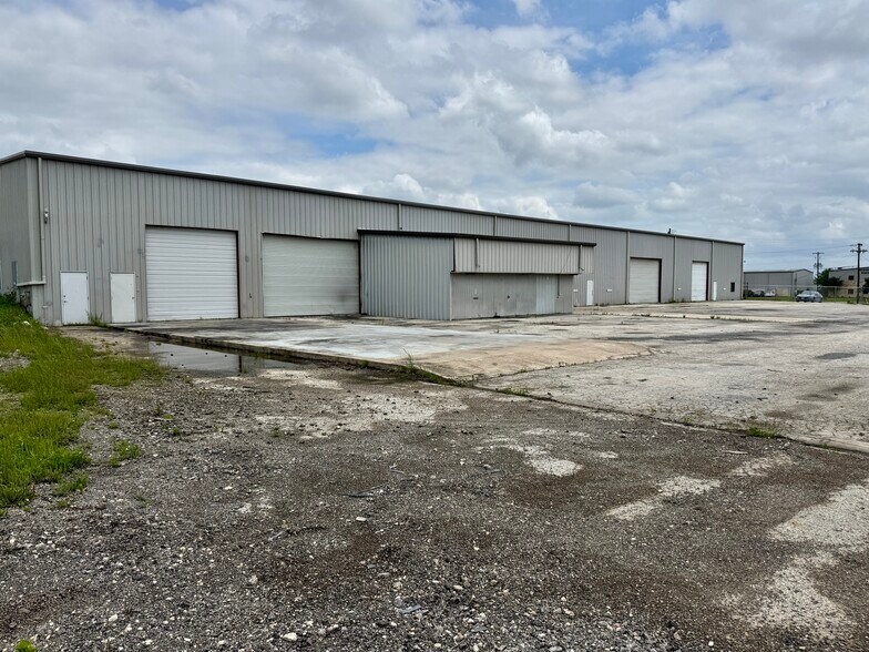 236 Trademark Dr, Buda, TX à louer - Photo de l’immeuble – Image 3 sur 5