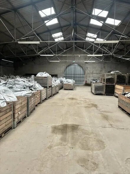 Local d’activités dans Connaux à louer - Photo intérieure – Image 2 sur 4